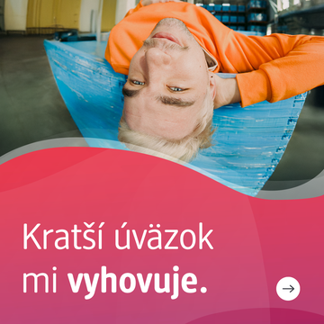 Muž v oranžovom tričku leží na modrej lavičke a pozerá nahor. V popredí je text: „Kratší úväzok mi vyhovuje.“