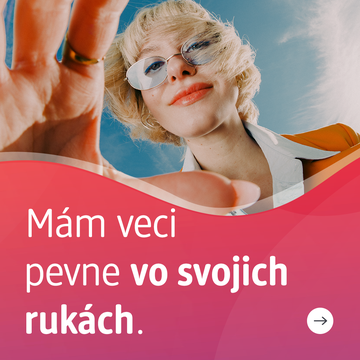Žena s okuliarmi siaha rukou, pohľad zdola. Text: „Mám veci pevne vo svojich rukách.“ so zaobleným ružovým rámom.